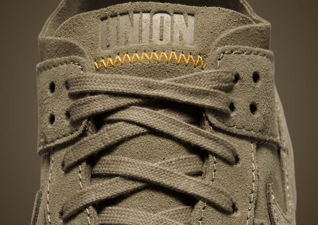 Detalle de la lengüeta de la Union x Nike Dunk Low Bamboo con el logo de Union y la costura en zigzag amarilla