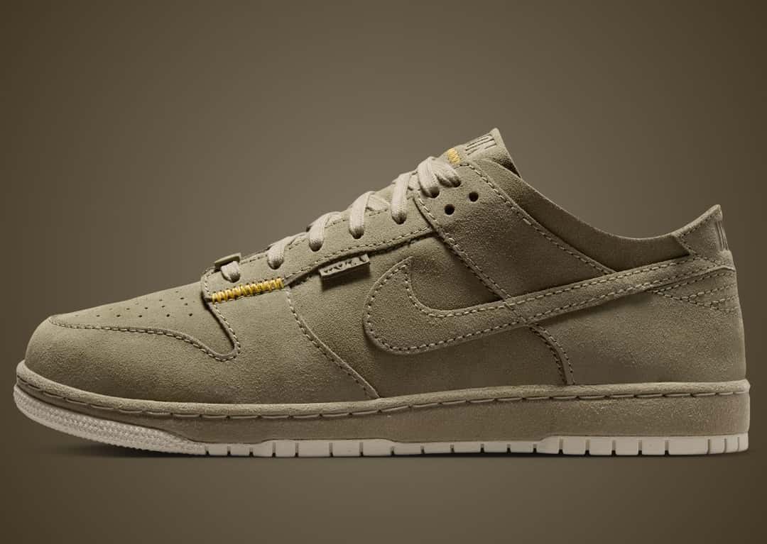 Union x Nike Dunk Low Bamboo de perfil, toda en gamuza color bambú con el Swoosh del mismo tono y suela crema