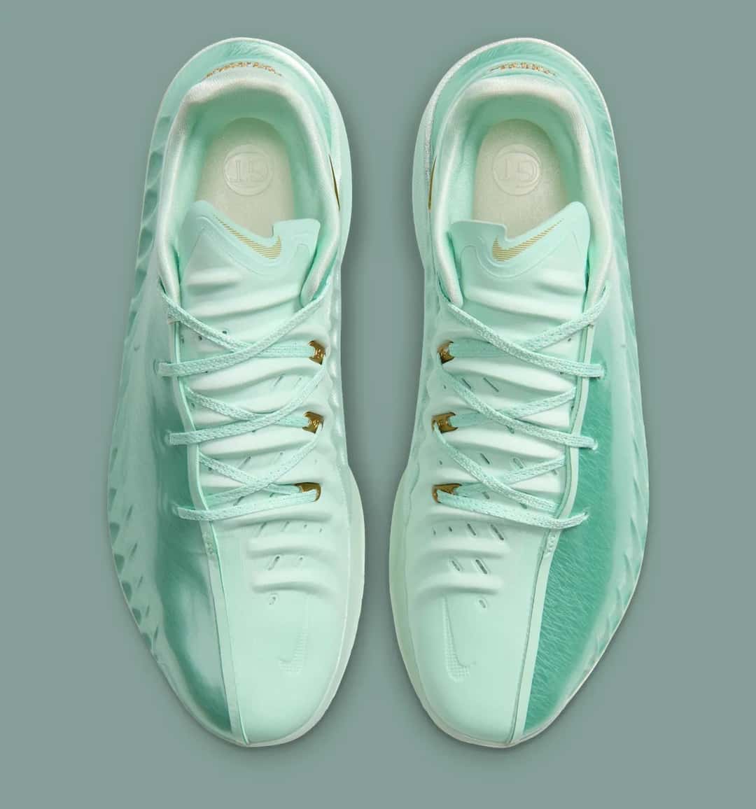 Vista superior del par Nike GT Cut 4 Statue of Liberty, con cordones verde menta, ojales dorados y el contraste entre el verde claro y el verde metalizado del upper