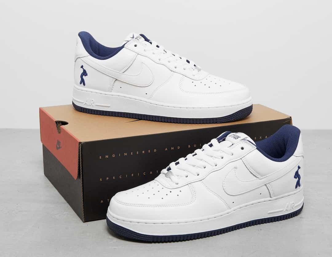 Foto de archivo: dos Concrete Boys x Nike Air Force 1 Low blancos sobre su caja de estilo retro
