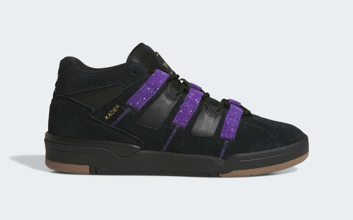 adidas Kader negro de perfil lateral sobre fondo gris claro, con gamuza negra, tres tiras de gamuza violeta moteada que hacen de pasacordones, la palabra Kader en dorado al costado y suela de goma color caramelo