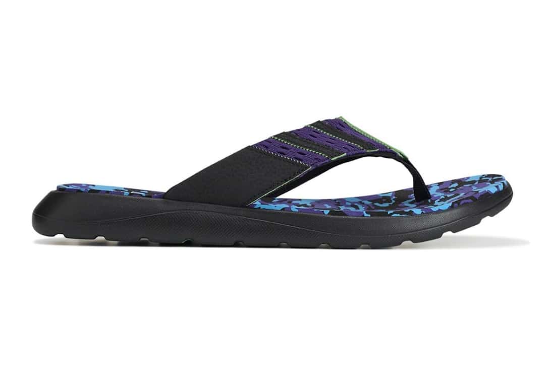 Ojota adidas Comfort Flip Flop de Always Do What You Should Do con tira negra y plantilla camuflada en violeta y azul