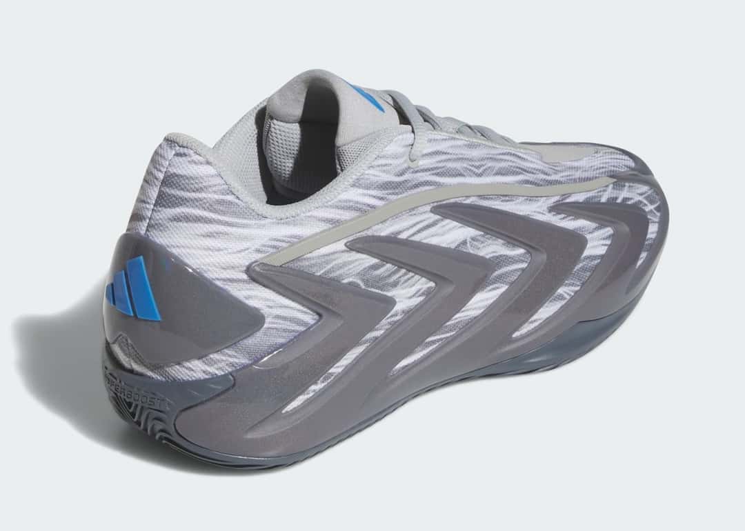 Talón del adidas Anthony Edwards 3 Snow Camo con las tres barras de adidas en azul, el camuflaje gris y blanco y las piezas laterales gris oscuro