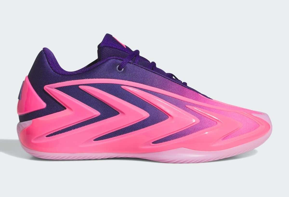 adidas AE 3 Lucid Pink de perfil, con estructura rosa en forma de flechas sobre malla violeta, sobre fondo gris claro