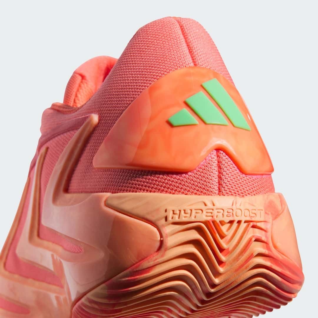 Talón de la adidas AE 3 With Love con el refuerzo naranja, el logo verde de adidas y la palabra Hyperboost grabada en la mediasuela