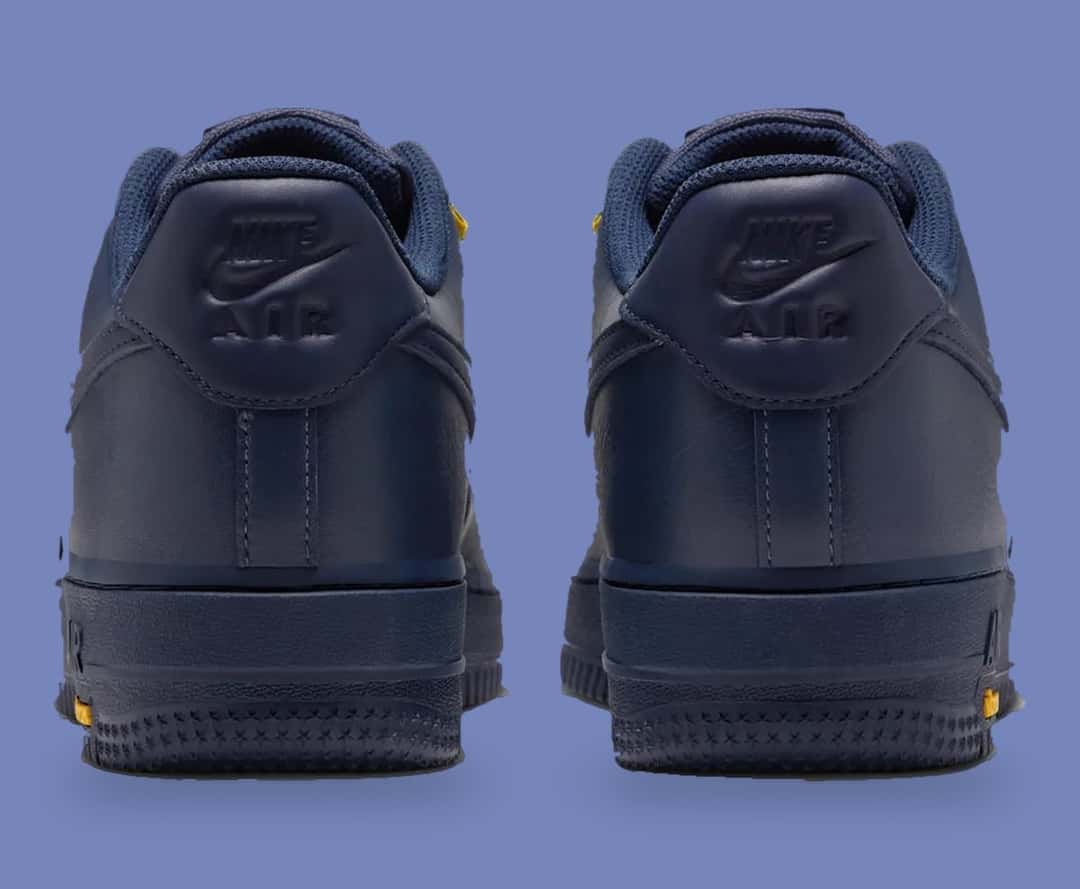 Talones de la Nike Air Force 1 Low GORE-TEX Thunder Blue con el logo Nike Air grabado en el cuero azul marino y el detalle amarillo de Vibram en la suela