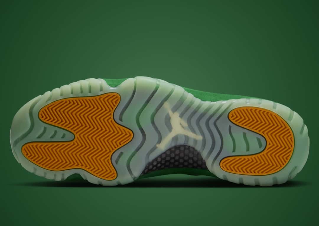 Suela del Air Jordan 11 Green Screen, translúcida en tono verde agua, con pods de tracción naranjas en la punta y el talón y un Jumpman en el centro