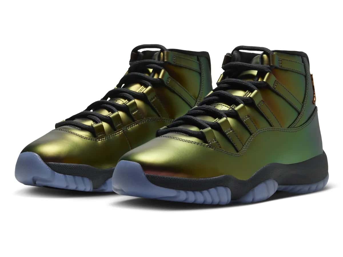 Par de Air Jordan 11 WMNS Magic Ball en vista tres cuartos, con upper iridiscente que pasa de verde oliva a dorado y bordó, cordones negros, mediasuela negra y suela translúcida azulada