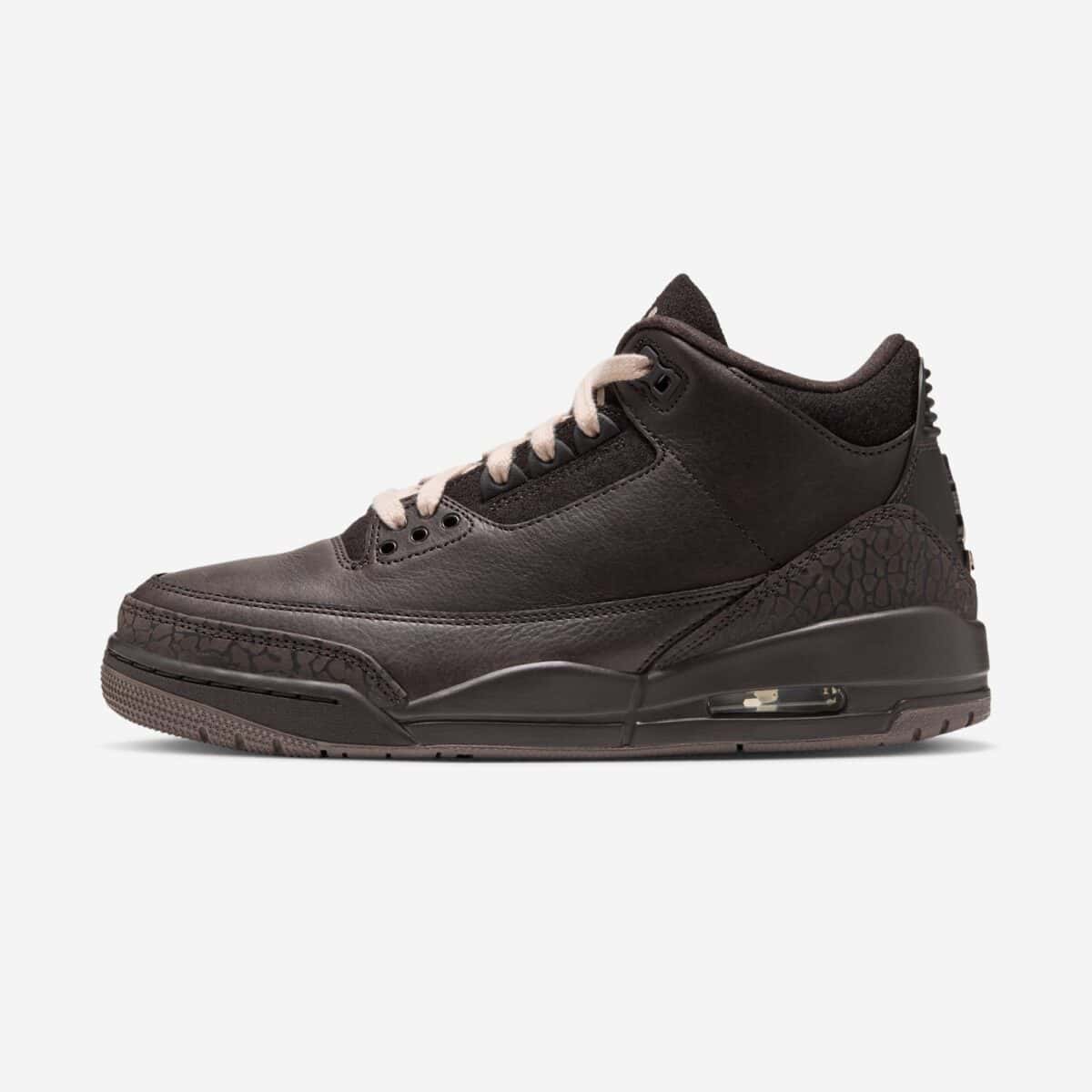 Air Jordan 3 Fireside de perfil sobre fondo gris claro, todo en marrón oscuro: cuero liso en el upper, elephant print en puntera y talón, cuello y lengüeta de textura afelpada, cordones crema y la burbuja de aire visible en el talón