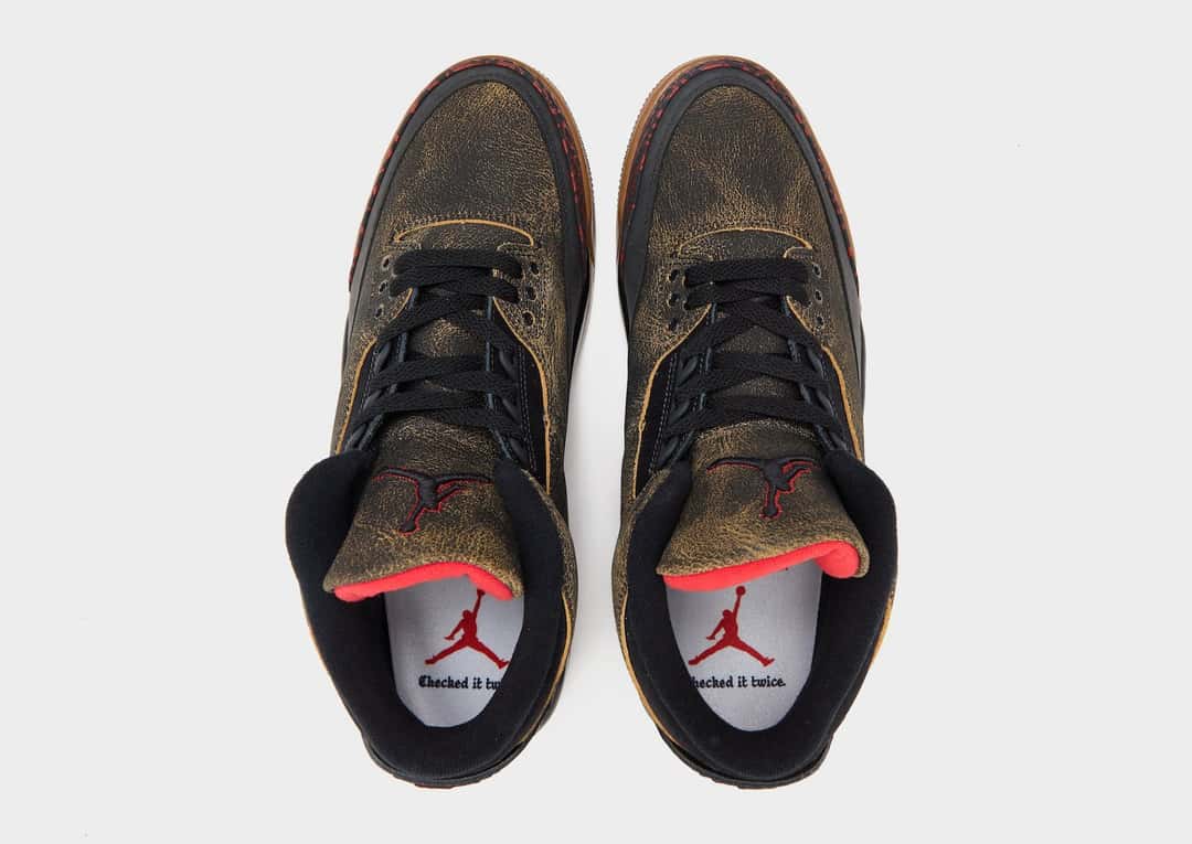 Vista superior del Air Jordan 3 Not Nice con plantillas que dicen Checked it twice y Jumpman rojo