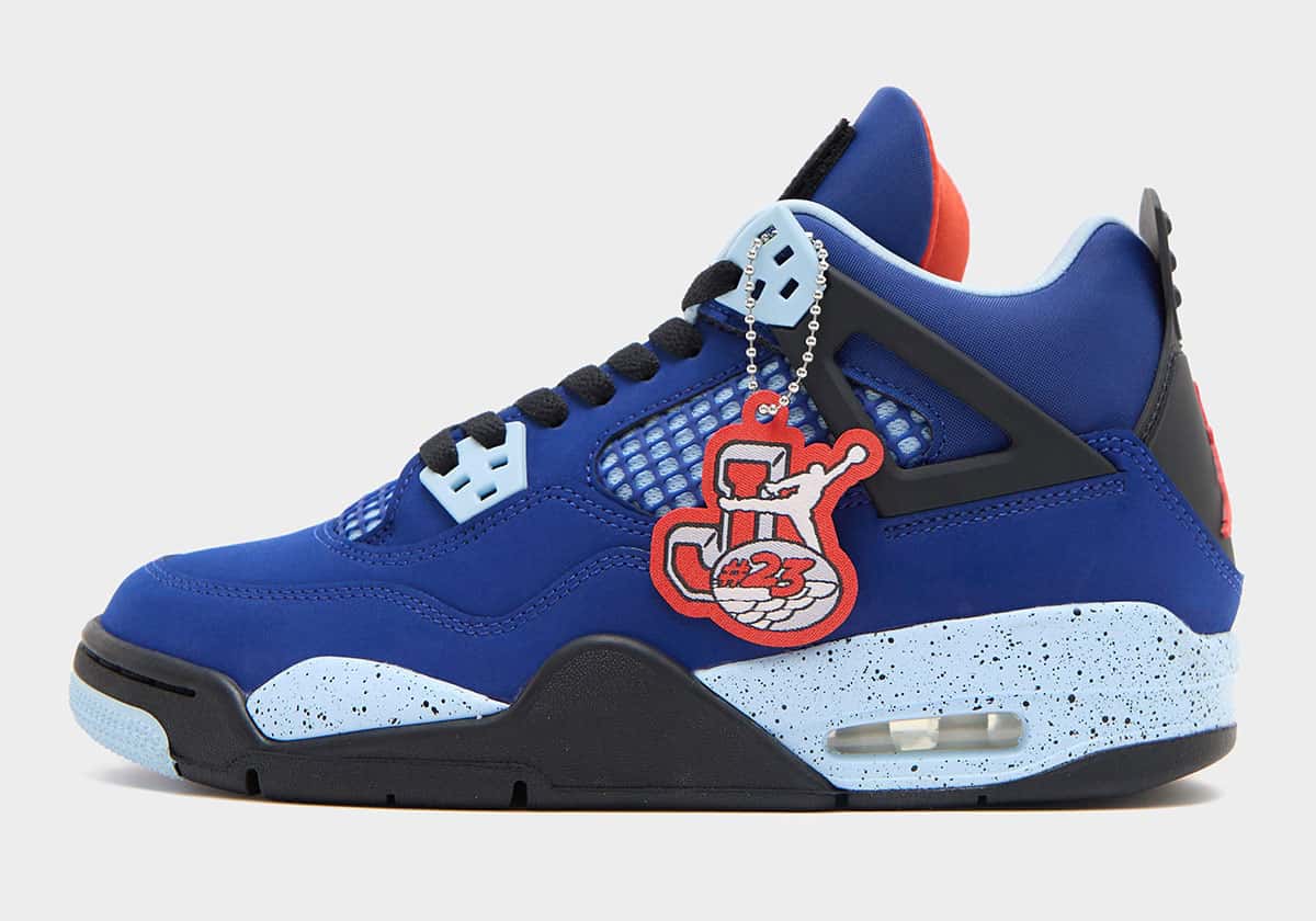 Air Jordan 4 Deep Royal Blue de perfil sobre fondo gris claro, con upper azul real, alas negras, malla celeste, entresuela celeste moteada y un colgante con logo en los cordones