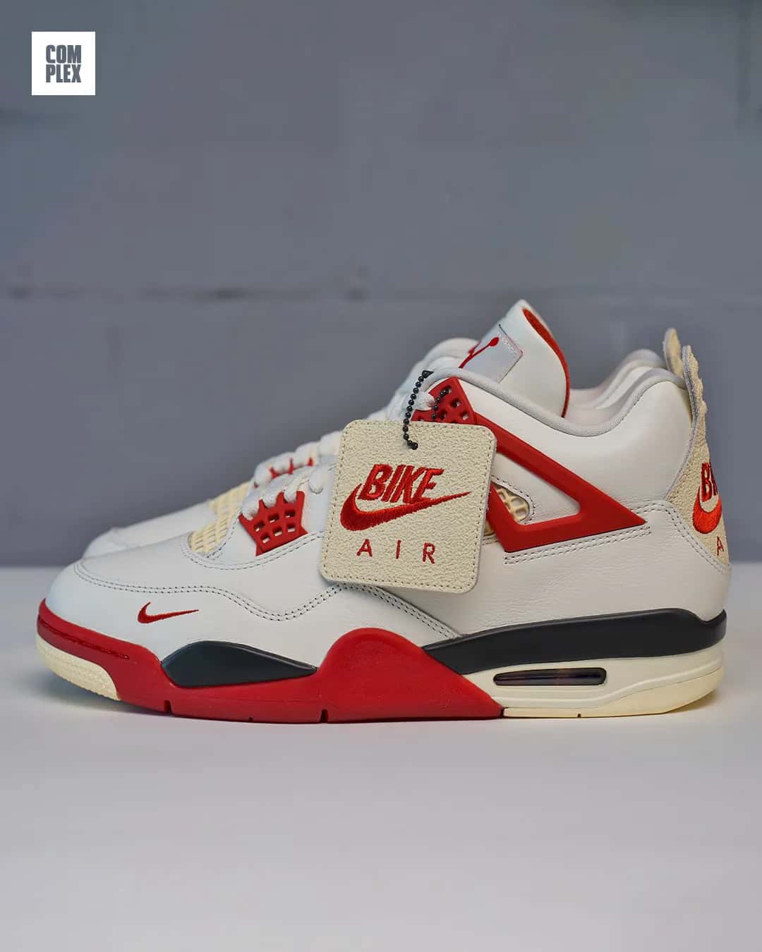 Detalle del branding BIKE AIR en el heel tab y mini Swoosh en el forefoot
