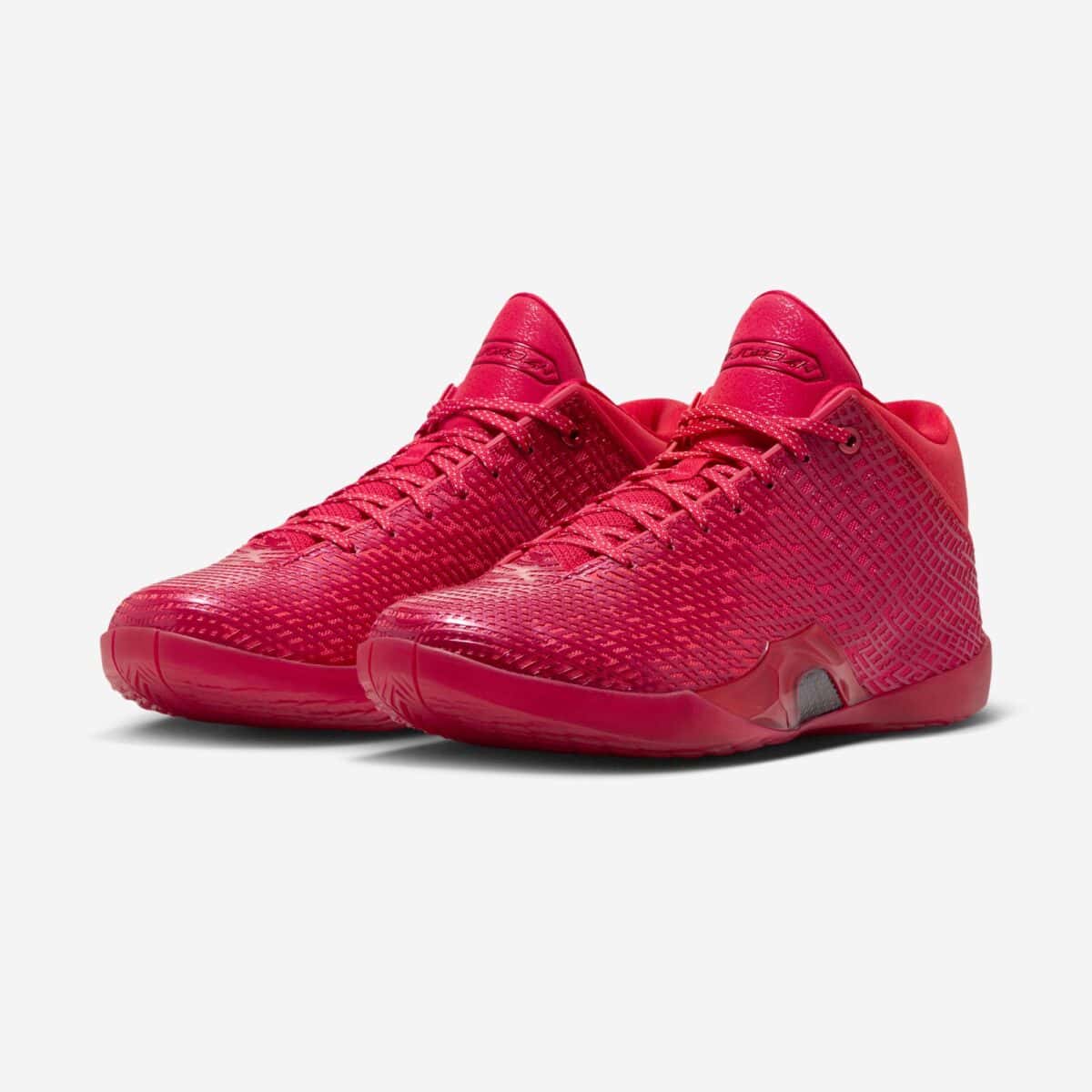 Par de Air Jordan 41 Ruby en rojo total con malla de textura en relieve, cordones jaspeados y la ventana translúcida en la mediasuela