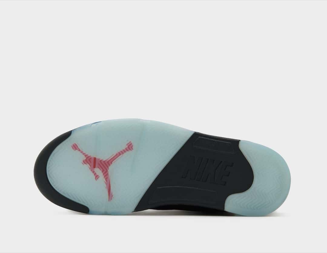 Suela del Air Jordan 5 Halloween, traslúcida en tono celeste con el Jumpman rojo y el logo Nike en la zona central negra