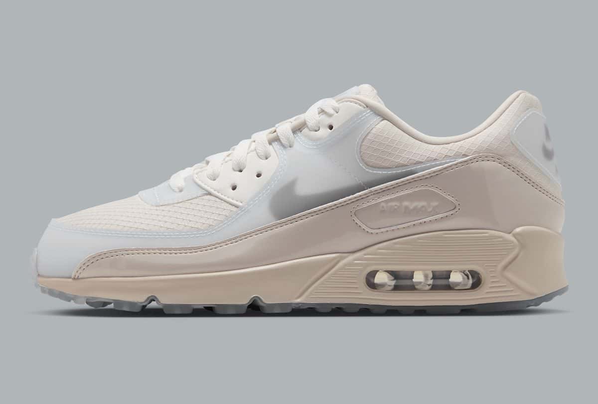 Nike Air Max 90 Light Orewood Brown de perfil, en beige y blanco, con guardabarros de charol, Swoosh gris translúcido y cámara de aire visible