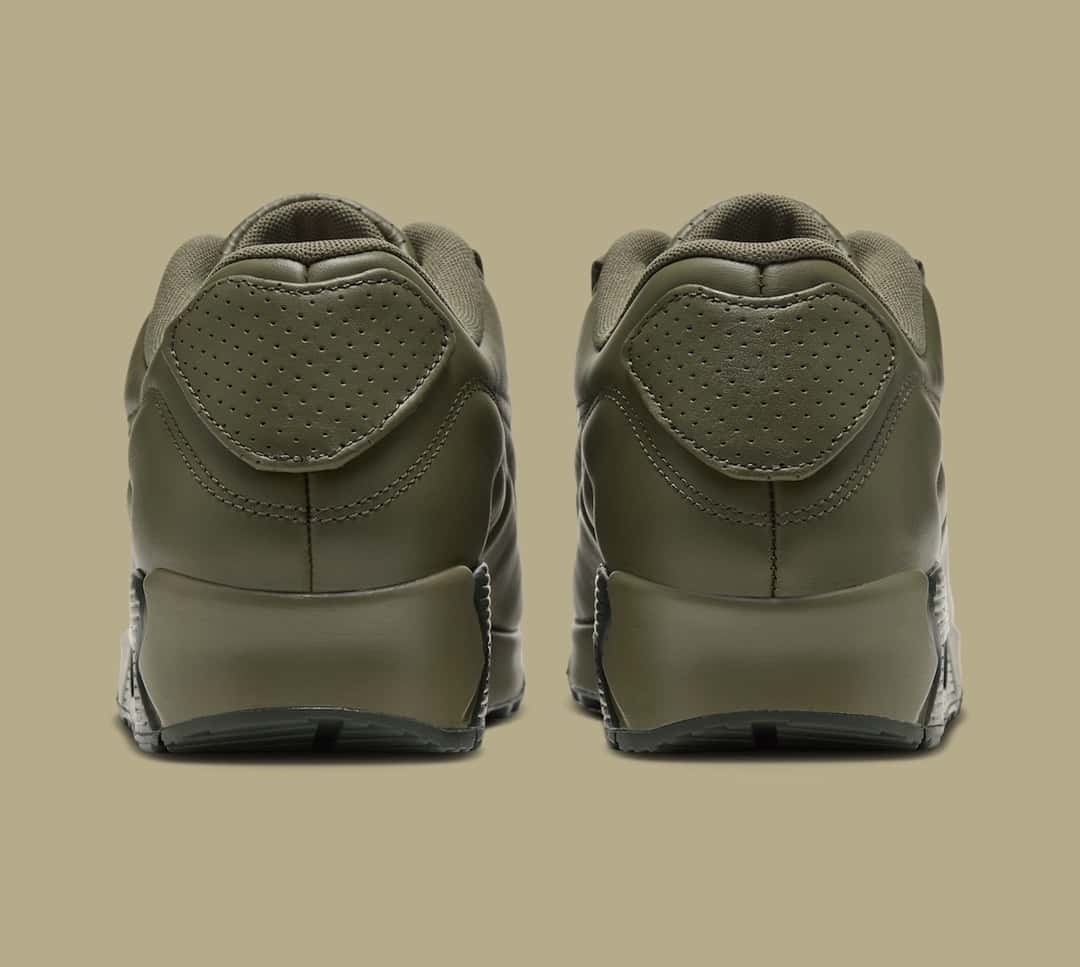 Talones de la Nike Air Max 90 SP Medium Olive, con la pieza de cuero perforado del talón