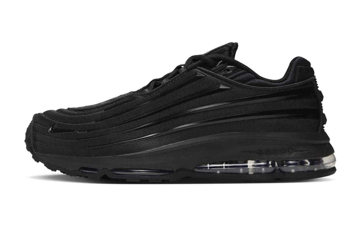 Nike Air Max Ecstasy Plus Triple Black de perfil, todo en negro, con capas onduladas en el lateral y la cámara de aire visible en el talón