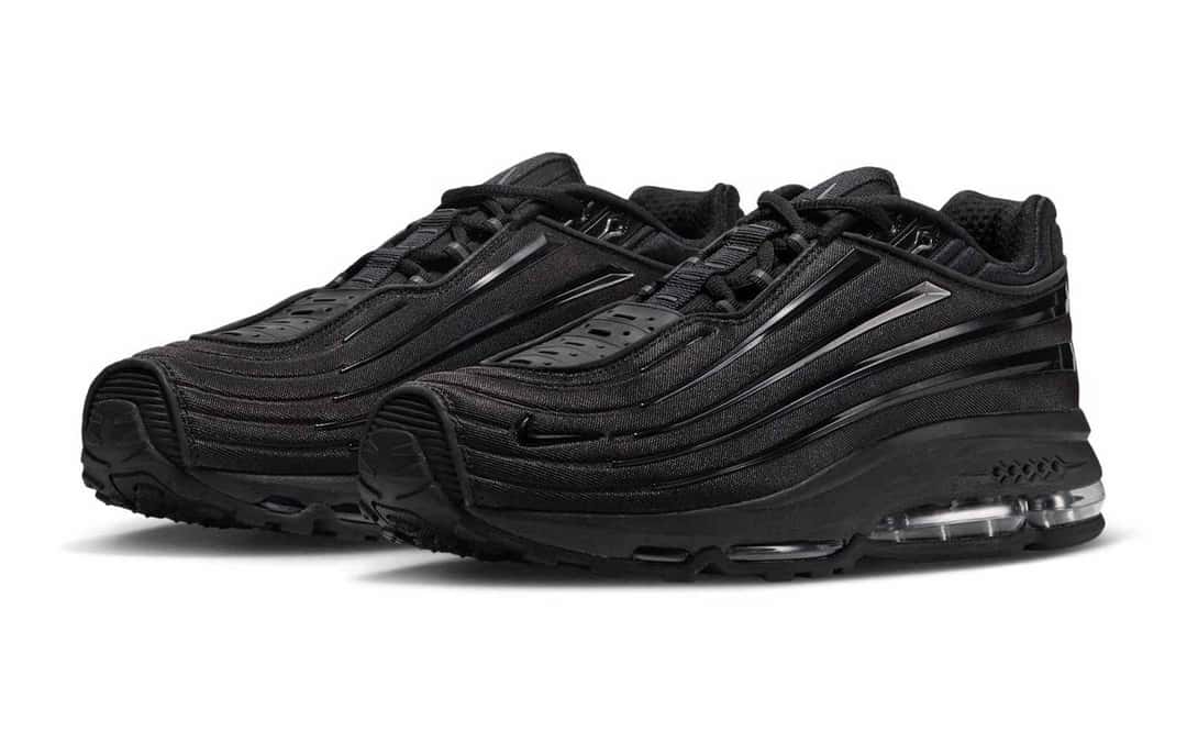 Par de Nike Air Max Ecstasy Plus Triple Black visto de tres cuartos, con las capas laterales en relieve