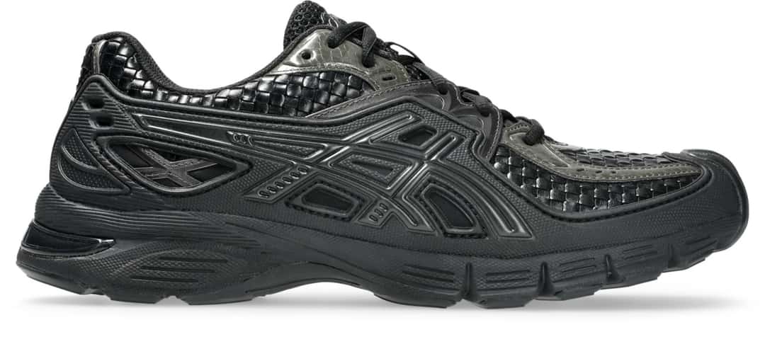 Vista lateral de la Above the Clouds x ASICS GEL-SD LYTE Black/Gunmetal con upper tejido y rayas ASICS moldeadas en negro