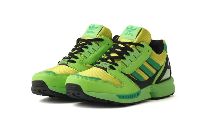 Par de adidas ZX 8000 atmos «Chlorophyll» en verde y amarillo, con las tres tiras verdes y detalles negros, sobre fondo blanco