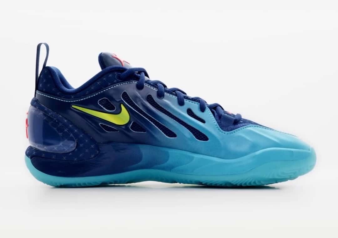 Nike A'Two Wheels On desde el otro costado, con el degradé azul, el Swoosh amarillo y la entresuela celeste ondulada