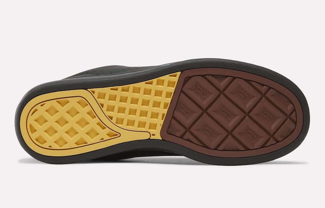 Suela del BBC ICECREAM x Reebok Board Flip Pumpkin sobre fondo gris claro, con la parte delantera amarilla y la de atrás marrón, las dos con un dibujo cuadriculado como el de un waffle