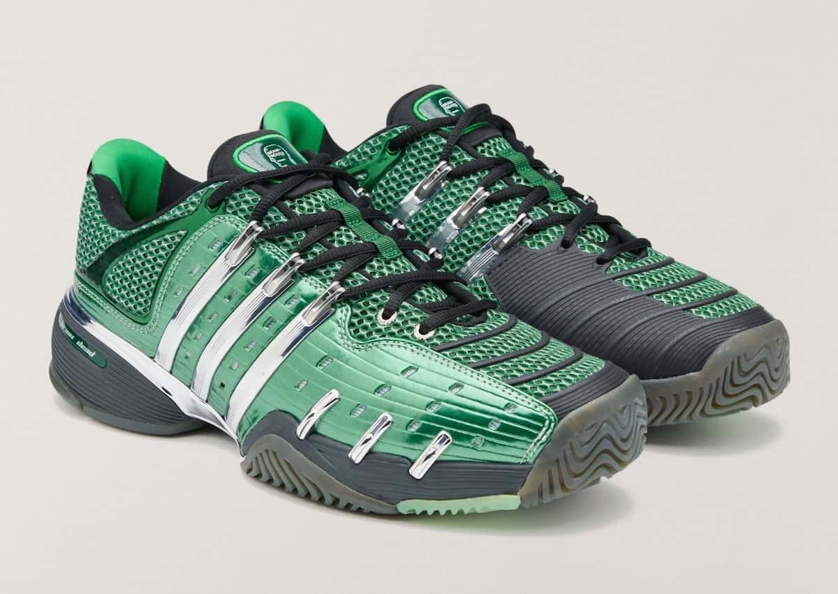 Par del Brain Dead x adidas Barricade V Dark Green sobre fondo gris claro, con malla verde, paneles laterales verdes brillantes, tres tiras plateadas cromadas, cordones negros, puntera gris oscura y suela gris con base verde translúcida