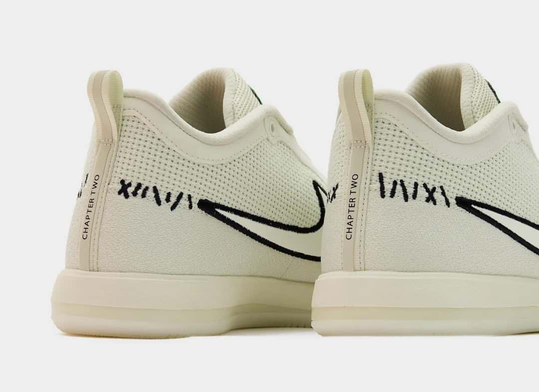 Talones de la Nike Book 2 Oogie Boogie, con la tira que dice Chapter Two y las costuras negras