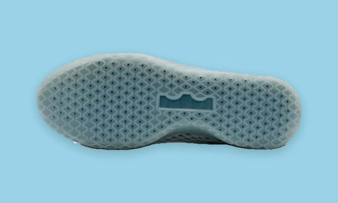 Suela translúcida celeste de la Nike LeBron Witness 10 Fiberglass, con el dibujo geométrico y un recorte en el centro