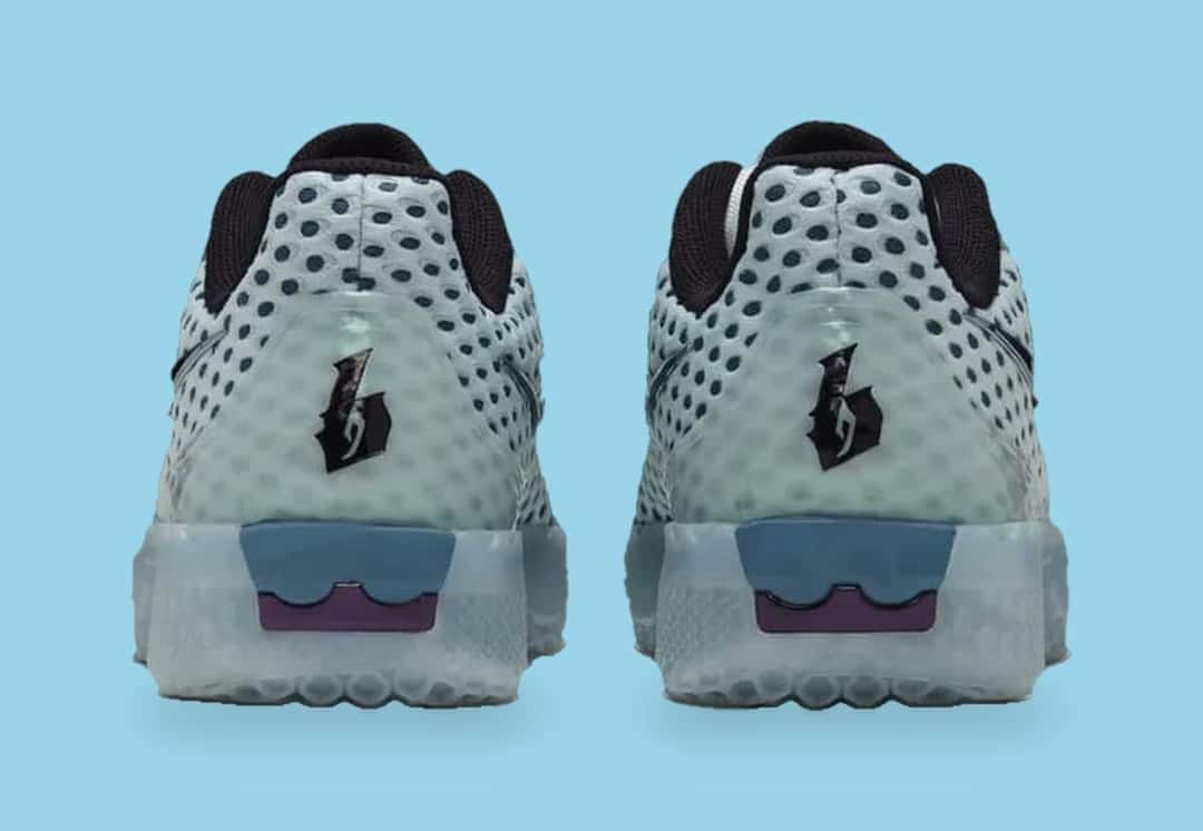 Talones de la Nike LeBron Witness 10 Fiberglass con el logo de Bronny James en negro y la suela translúcida, sobre fondo celeste