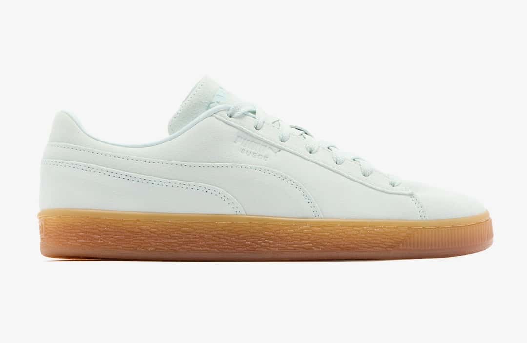 PUMA Suede Sea Glass de Daniëlle Cathari de perfil sobre fondo blanco, con gamuza verde agua, Formstrip tono sobre tono, cordones al tono y suela gum color miel