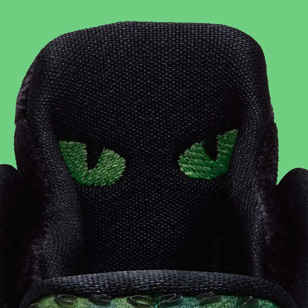 Interior del talón de la Nike Caitlin 1 Jinx, negro con dos ojos de gato bordados en verde