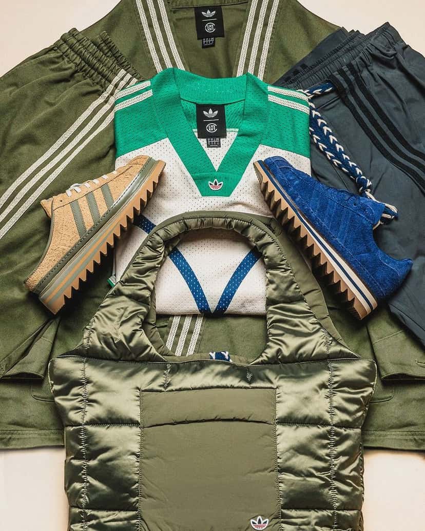 Ropa de la colección CLOT x adidas con chaqueta verde oliva, camiseta, bolso acolchado y los dos pares de Superstar