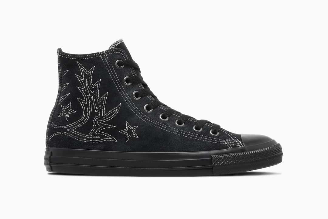 Converse All Star Westernstitch SU HI en negro de perfil sobre fondo blanco, con capellada de gamuza negra, pespuntes blancos con dibujo de bota vaquera y dos estrellas en el costado, ojalillos plateados, cordones negros y suela de goma negra