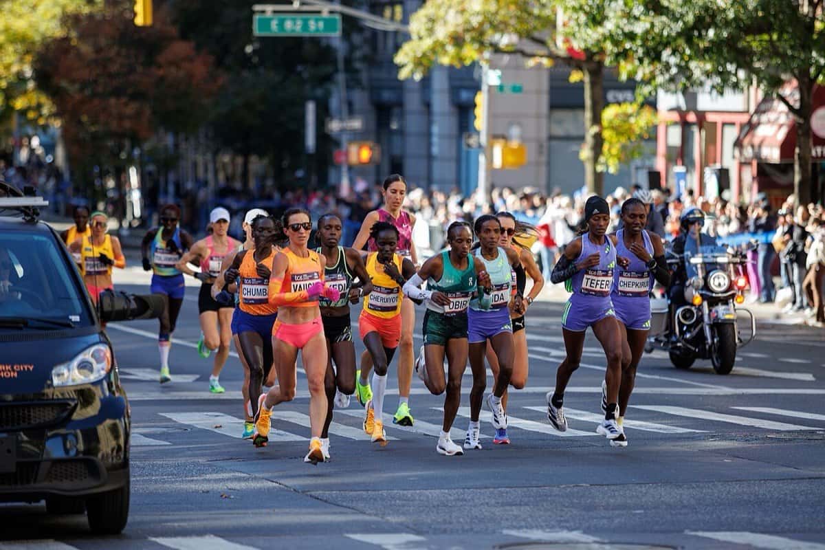 Foto de archivo: el grupo de punta de la prueba femenina del Maratón de Nueva York 2024, con Hellen Obiri entre las líderes, corre por una avenida de Manhattan