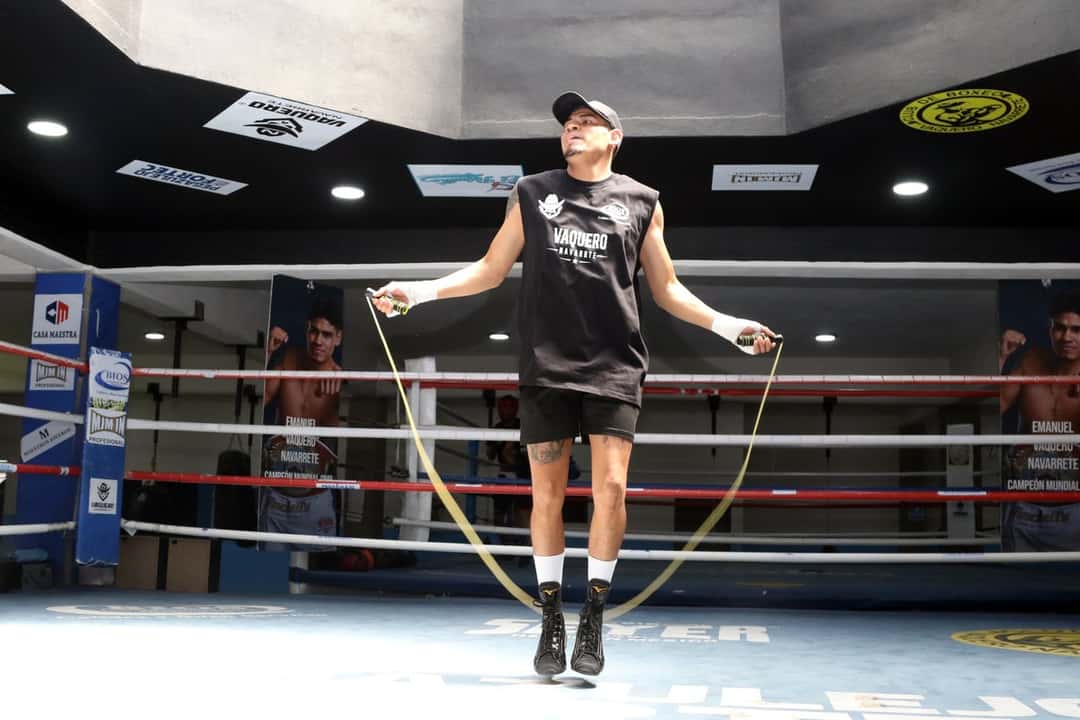 Emanuel Navarrete salta la soga con una remera negra sin mangas en el ring de su gimnasio, con carteles suyos de fondo