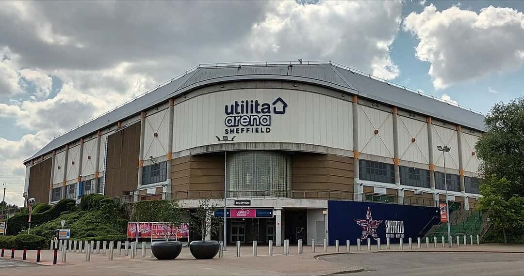Imagen del estadio: el frente del Utilita Arena de Sheffield, con su nombre en letras azules sobre la entrada principal