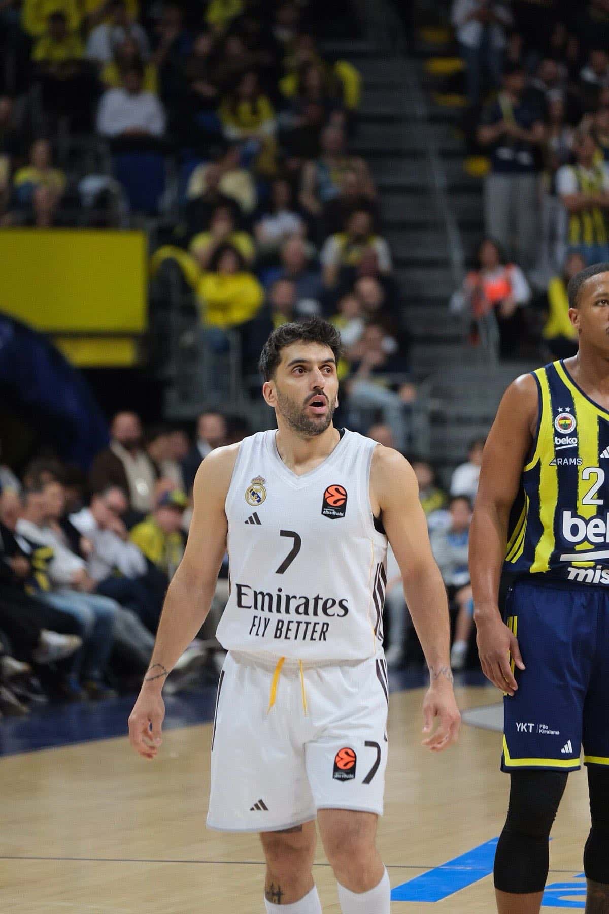 Foto de archivo: Facundo Campazzo, con la camiseta blanca número 7 del Real Madrid, en la cancha durante un partido de Euroliga, con un jugador del Fenerbahçe a su lado