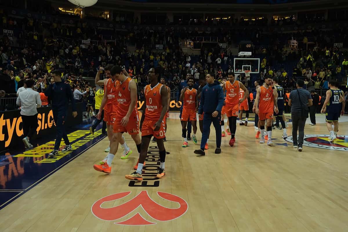 Foto de archivo: jugadores del Valencia Basket con camiseta naranja caminan por la cancha después de un partido de Euroliga en Estambul, en enero de 2026