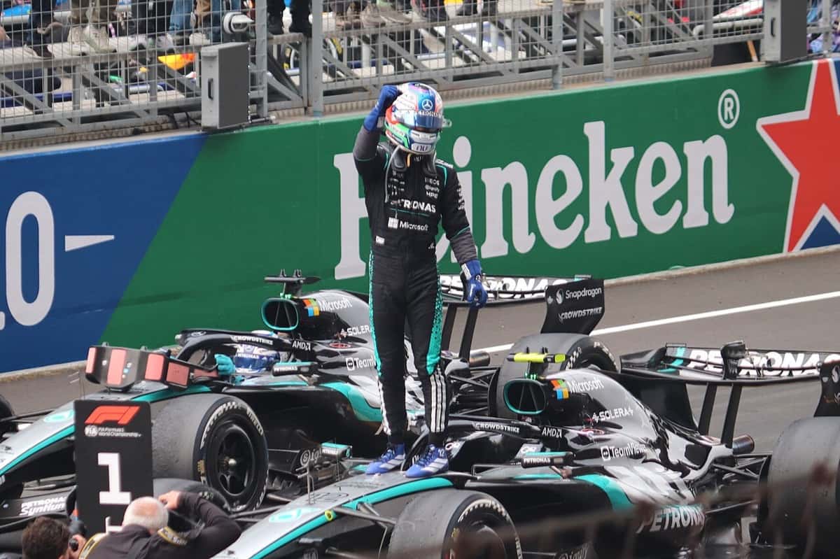 Foto de archivo: Kimi Antonelli, con el buzo negro de Mercedes, festeja parado sobre su auto después de ganar el Gran Premio de China 2026