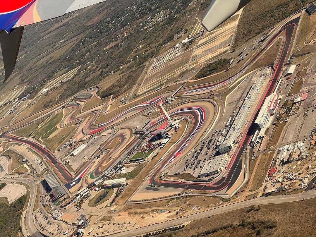Imagen del circuito: vista aérea del Circuito de las Américas, en Austin, tomada desde un avión, con el trazado rojo y blanco y las tribunas
