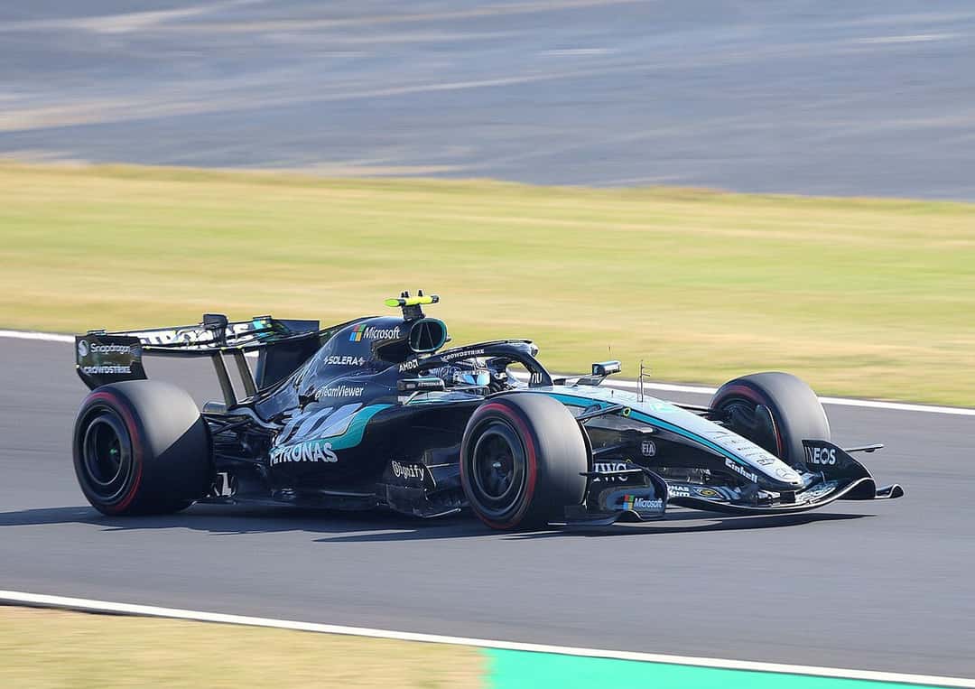 Foto de archivo: el Mercedes negro y plateado de Kimi Antonelli acelera en una curva de Suzuka durante el Gran Premio de Japón 2026