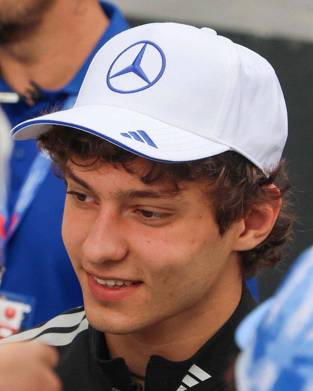 Foto de archivo: Kimi Antonelli, con gorra blanca de Mercedes, sonríe durante un paseo con los hinchas en el Gran Premio de Australia 2026