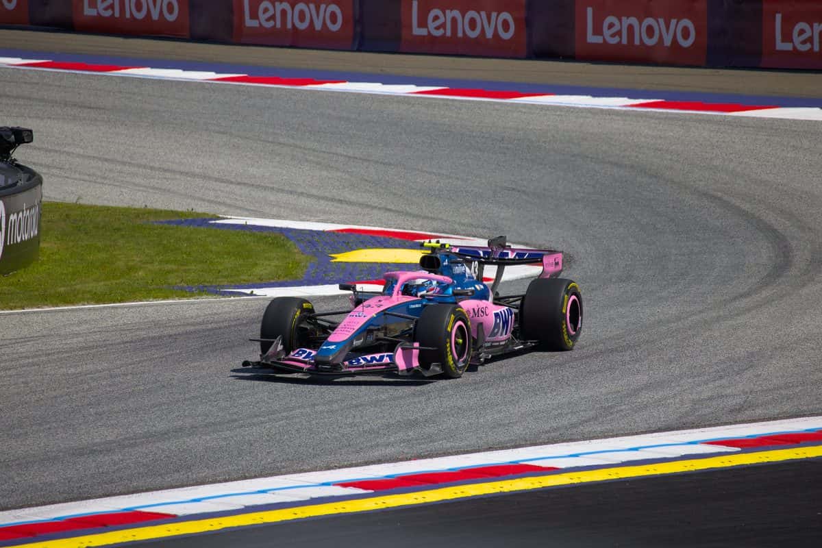 Foto de archivo: el Alpine rosa y azul de Franco Colapinto toma una curva en el Gran Premio de Austria 2026