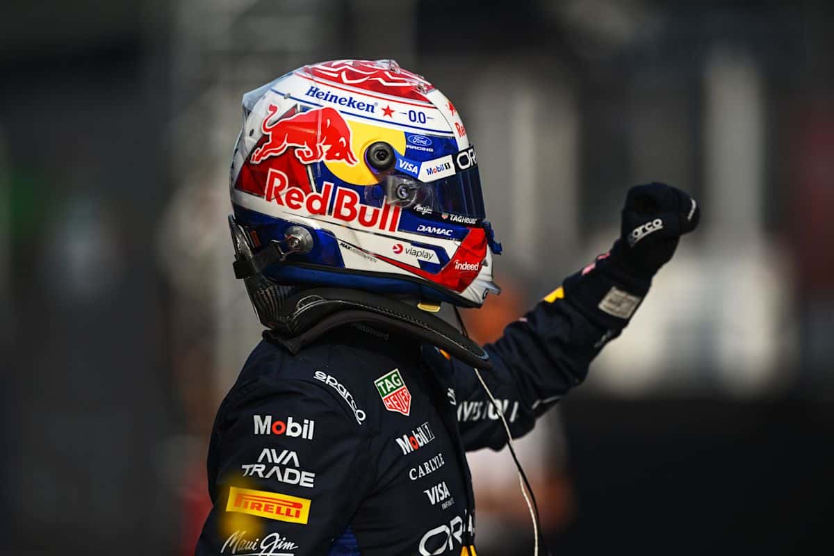 Max Verstappen, con el casco de Red Bull puesto, levanta el puño para festejar en Sepang