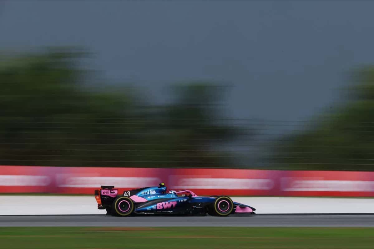El Alpine número 43 de Franco Colapinto en la recta de Sepang, con el cielo cargado de nubes