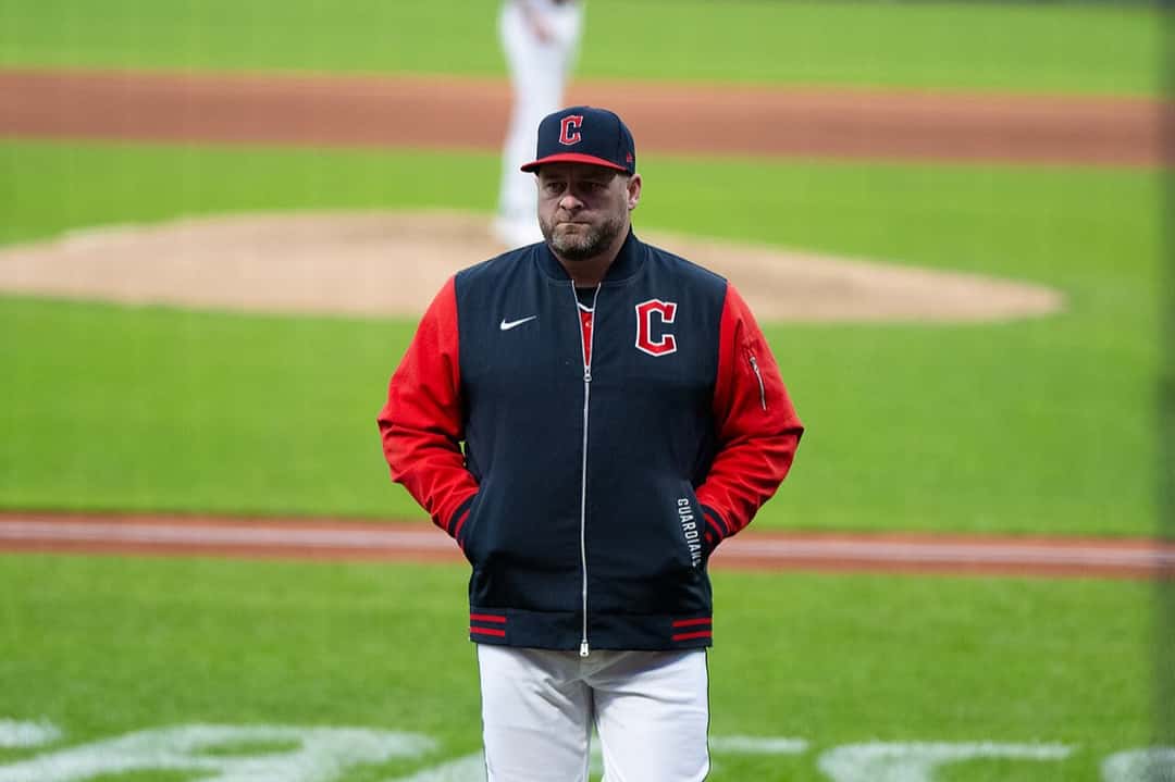Foto de archivo: Stephen Vogt, mánager de los Cleveland Guardians, parado en el campo con gorra azul con la C roja y campera azul con mangas rojas, con el montículo detrás