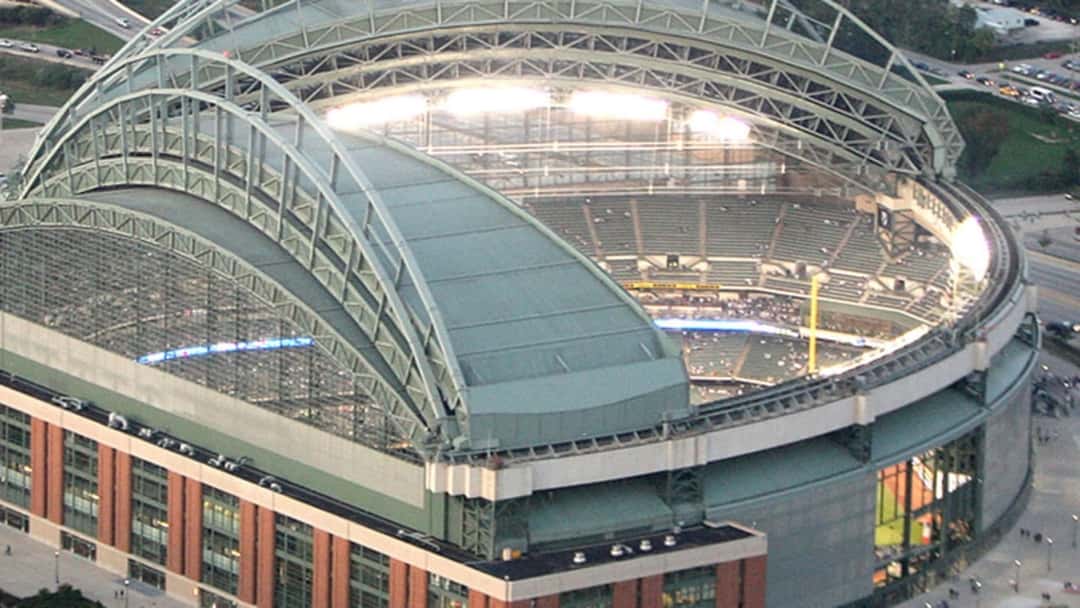 Vista aérea de American Family Field, estadio de los Milwaukee Brewers, con el techo retráctil parcialmente abierto