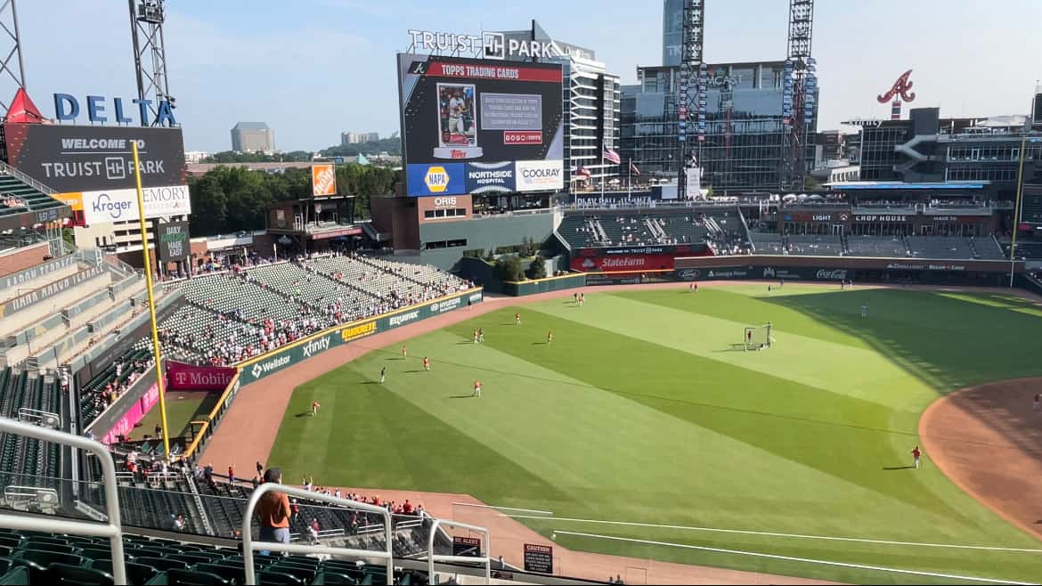 Foto de archivo: Truist Park, el estadio de los Atlanta Braves, visto desde la tribuna alta antes de un partido, con el diamante, la pantalla gigante y edificios de Atlanta de fondo