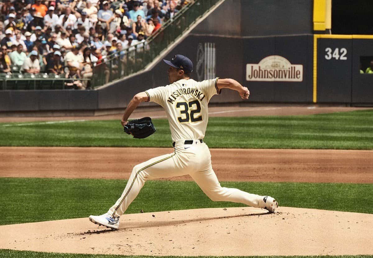 Foto de archivo: Jacob Misiorowski, con el uniforme crema número 32 de los Brewers, lanza desde el montículo en el estadio de Milwaukee